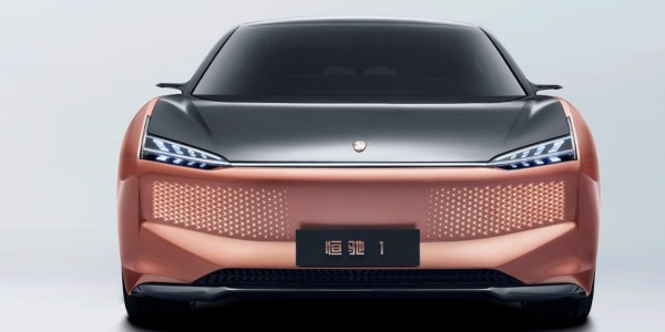 恒大首款純電動車 “恒馳 1”實車、內飾曝光，許家印試乘